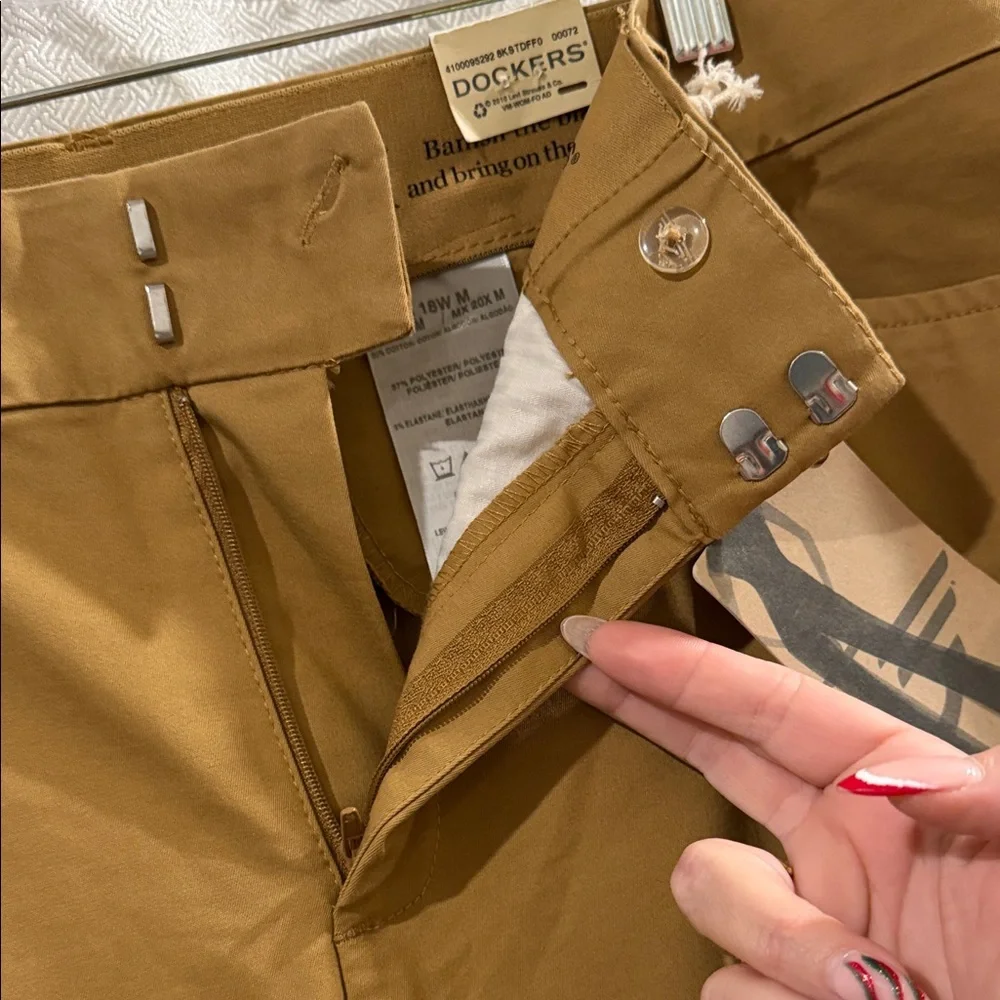Dockers Brand New Women's Tan/Khaki Trousers - Picture 4 of 7